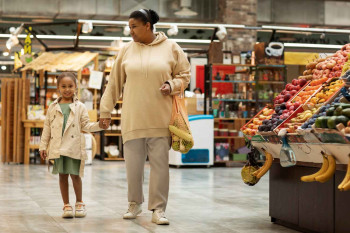 mum shopping with daughter